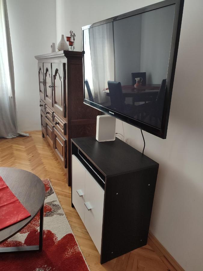 Lovely 1 Bedroom Apartment In City Centre, Sleeps 4 ! Turda Zewnętrze zdjęcie